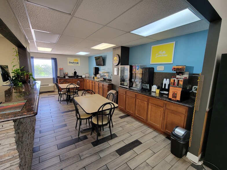 711 S Downey St, West Branch, IA for sale - Interior Photo - Image 3 of 13