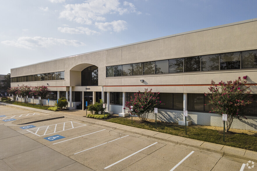 6820 Commercial Dr, Springfield, VA for lease - Building Photo - Image 2 of 9