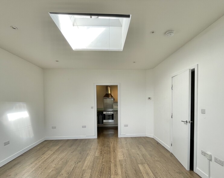 Trumpers Way, London for lease - Interior Photo - Image 3 of 9