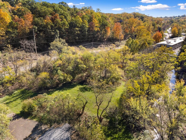 1560 McLaughlin Road run, Pittsburgh, PA for sale - Primary Photo - Image 1 of 14