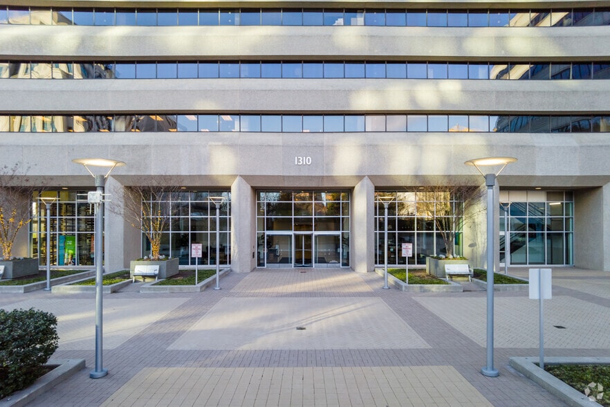 1310 N Courthouse Rd, Arlington, VA for lease - Building Photo - Image 2 of 19