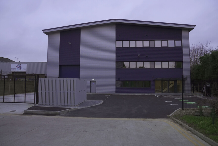 Station Approach, Waltham Cross for lease - Building Photo - Image 2 of 4