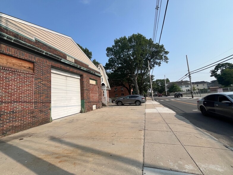 461 Douglas Ave, Providence, RI for lease - Building Photo - Image 2 of 7