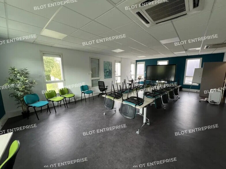 Office in Bouguenais for lease - Building Photo - Image 3 of 17