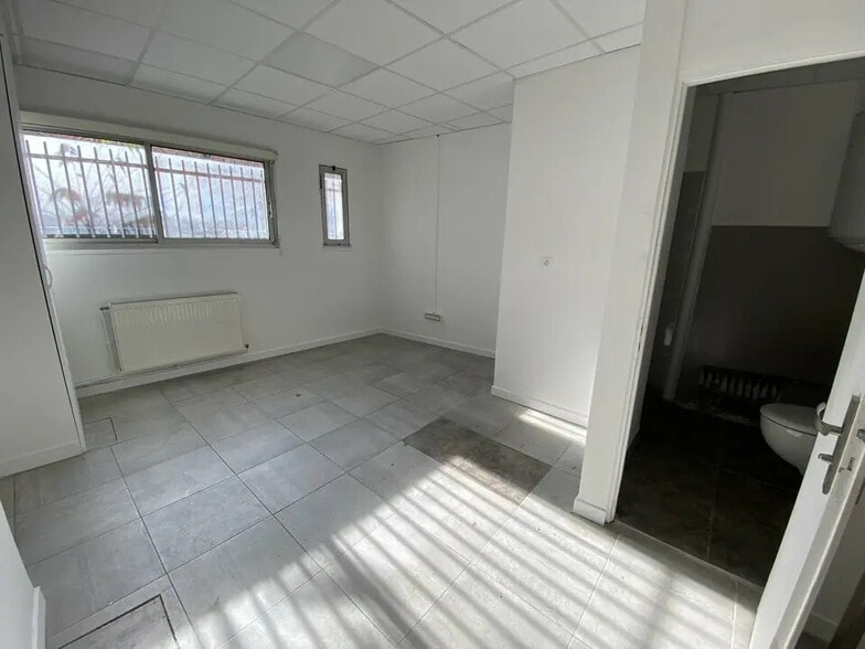 Retail in Vénissieux for lease - Interior Photo - Image 3 of 5