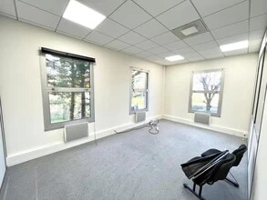 Rue Alfred De Vigny, Saint-Germain-en-Laye for lease Interior Photo- Image 2 of 3