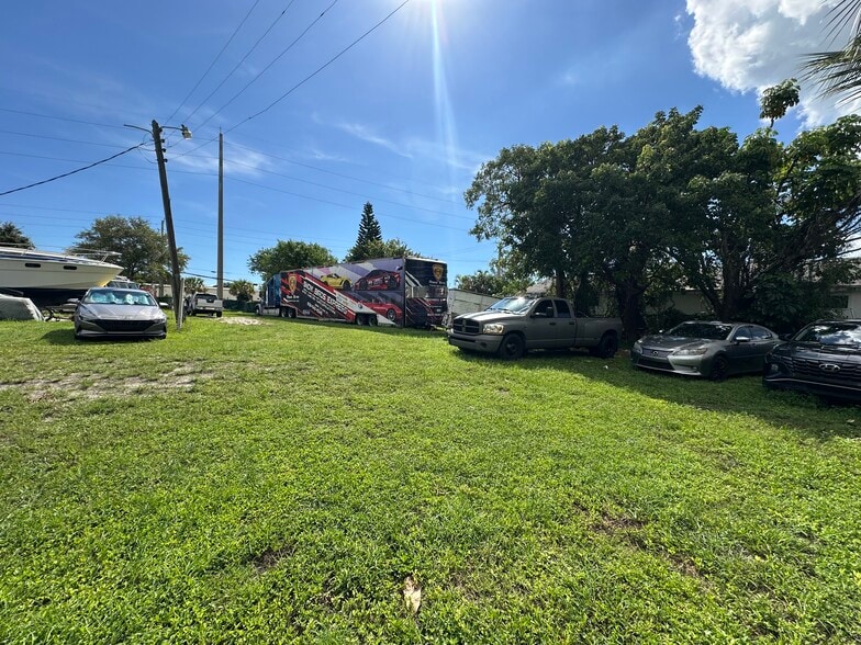 112-115 NW 4 Ave, Dania Beach, FL for lease - Building Photo - Image 2 of 6