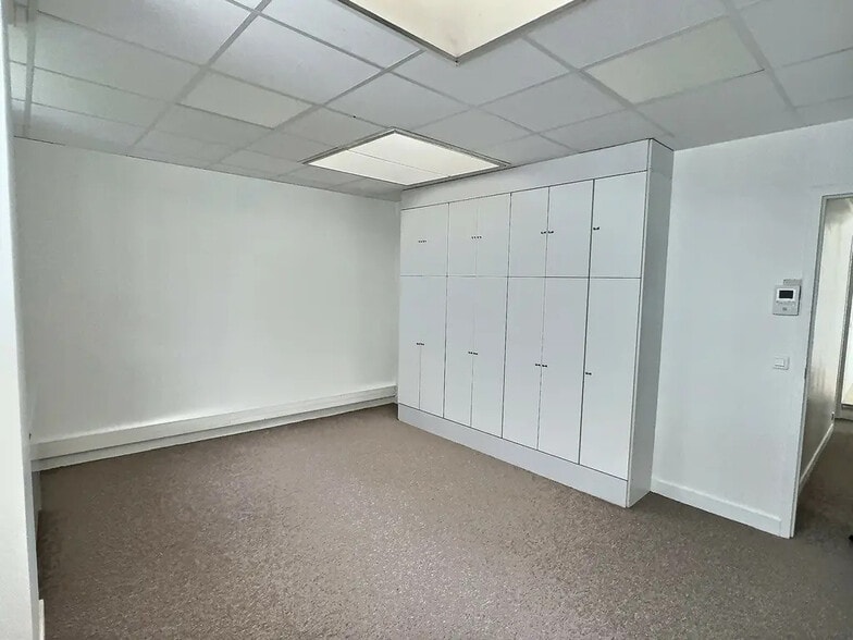 Office in Paris for lease - Interior Photo - Image 2 of 8