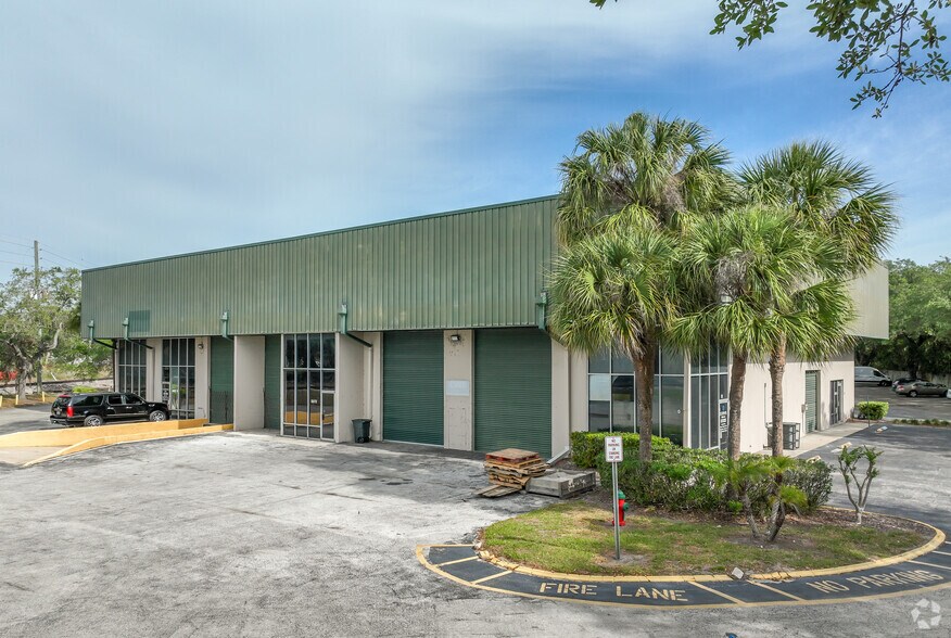 3071 N Orange Blossom Trl, Orlando, FL for lease - Primary Photo - Image 1 of 8