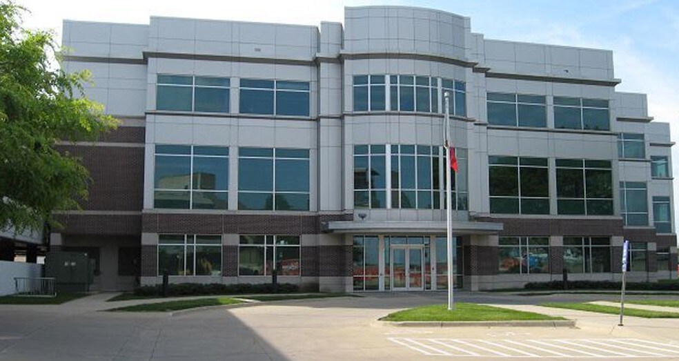 100 E 4th St, Waterloo, IA for sale - Primary Photo - Image 1 of 1