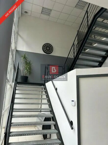 Office in Venelles for lease - Interior Photo - Image 3 of 12