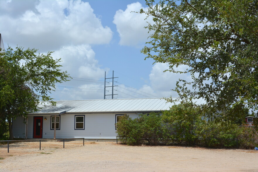 145 Old Lockhart Rd, Lockhart, TX for lease - Primary Photo - Image 1 of 34