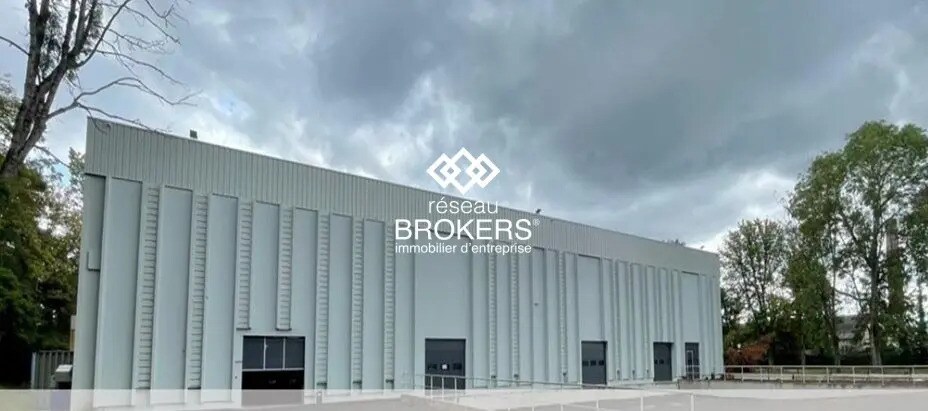 Industrial in SAINT-OUEN-L'AUMONE for lease Building Photo- Image 1 of 2