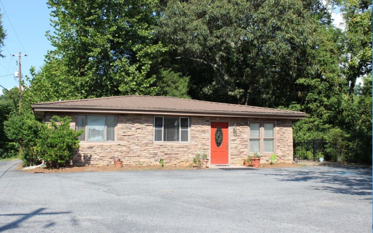15 First St, Hoschton, GA for sale Primary Photo- Image 1 of 4