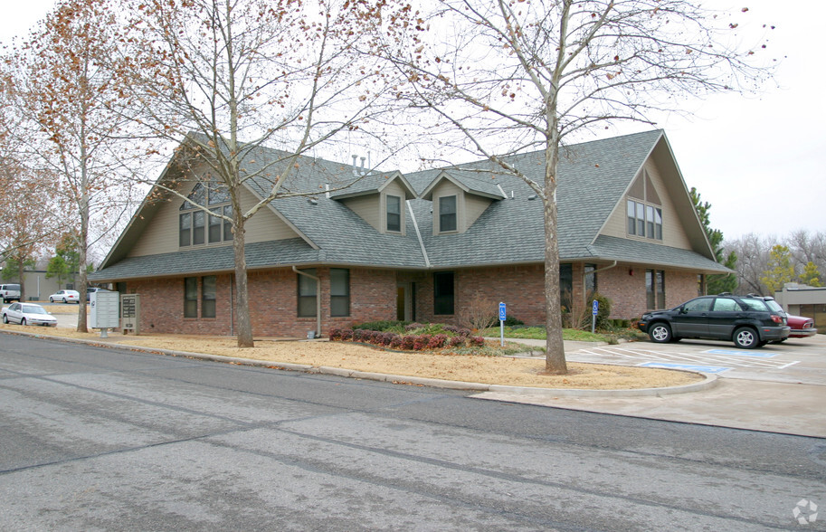 1601 E Medical Center Dr, Edmond, OK for lease - Building Photo - Image 2 of 11