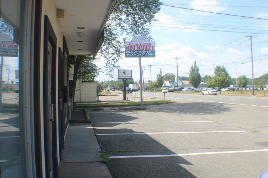 392-396 Washington Ave, North Haven, CT for lease - Building Photo - Image 3 of 9