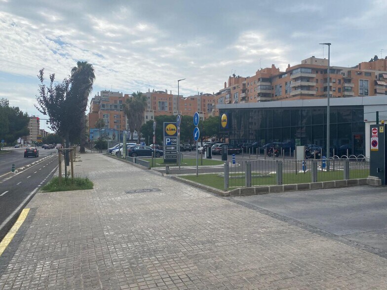 Retail in València for sale - Building Photo - Image 1 of 9