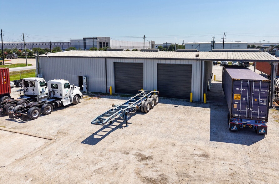 1300 S 16th St, La Porte, TX for lease - Building Photo - Image 2 of 6