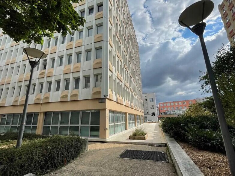 Office in Rouen for lease - Building Photo - Image 2 of 8