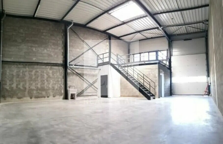 Office in Genas for lease - Interior Photo - Image 2 of 12