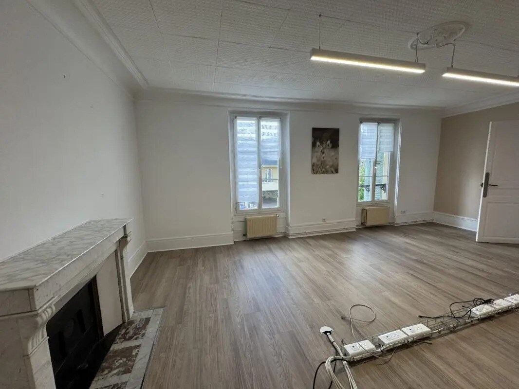 Office in Les Mureaux for lease Interior Photo- Image 1 of 10