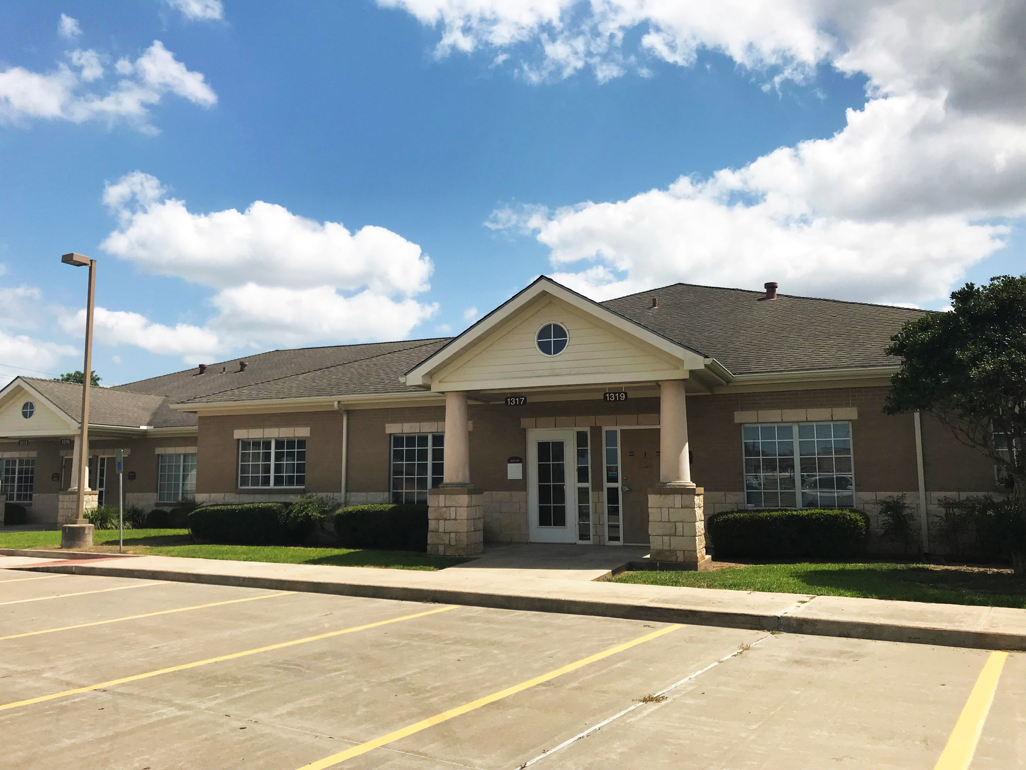 2112 Regional Medical Dr, Wharton, TX for lease Building Photo- Image 1 of 3