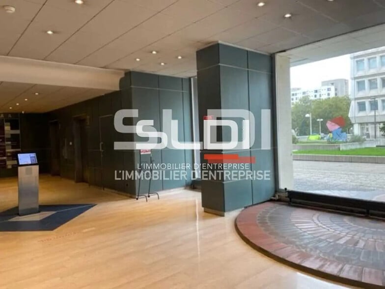 Office in Lyon for lease - Lobby - Image 3 of 9