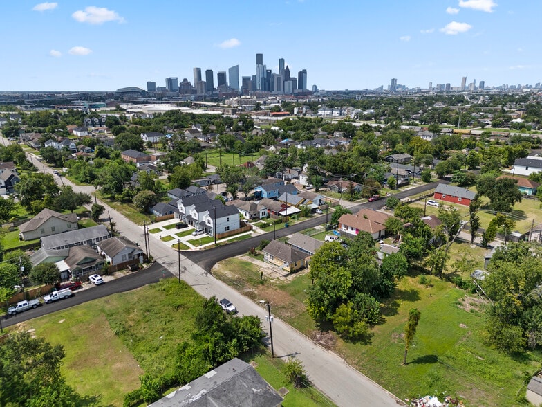 2417 Lee St, Houston, TX for sale - Building Photo - Image 2 of 6