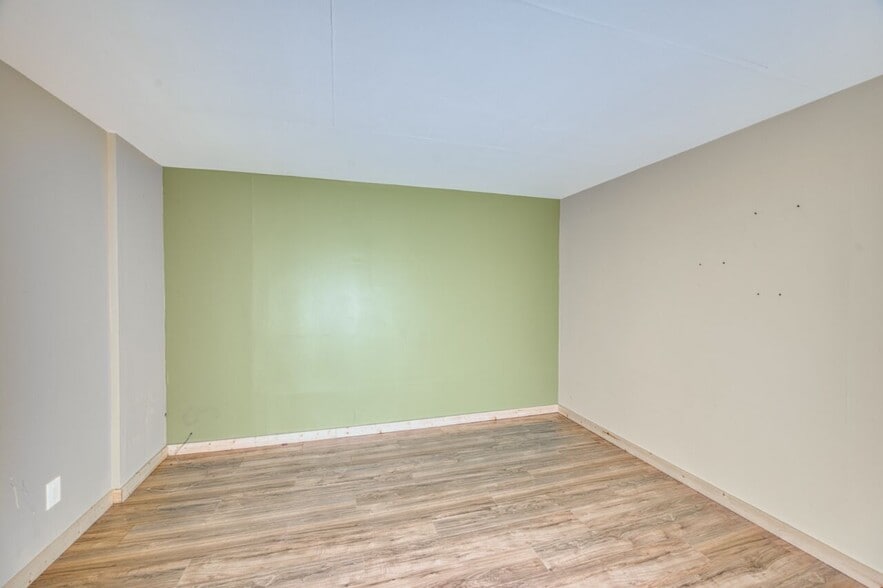 326 Chestnut St, Virginia, MN for sale - Interior Photo - Image 3 of 25