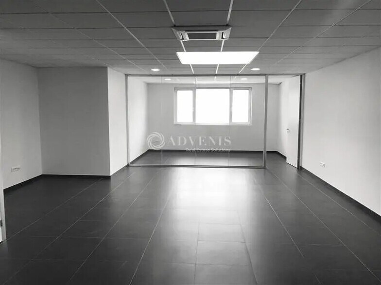 Office in Roncq for lease - Interior Photo - Image 3 of 4