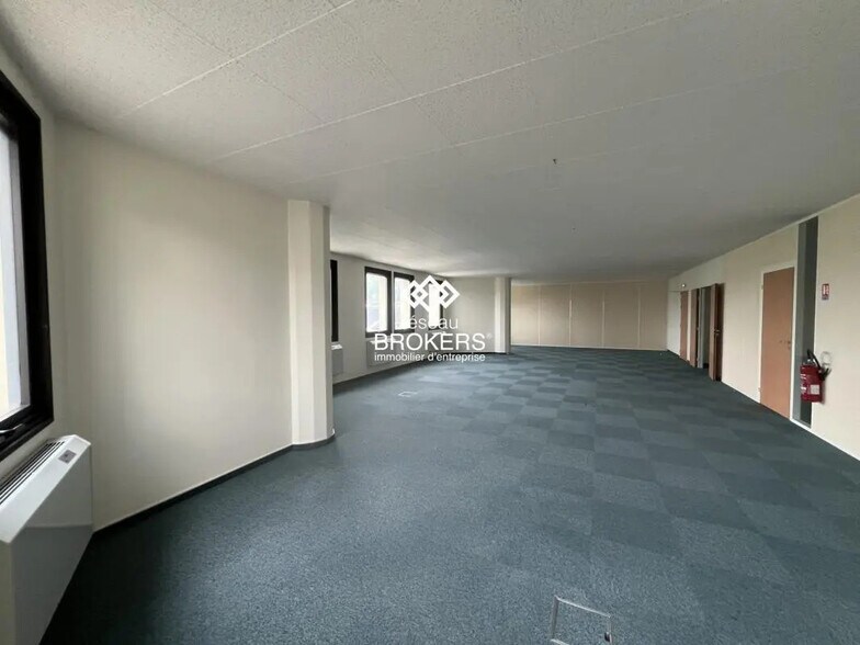 Office in Saclay for lease - Interior Photo - Image 3 of 8