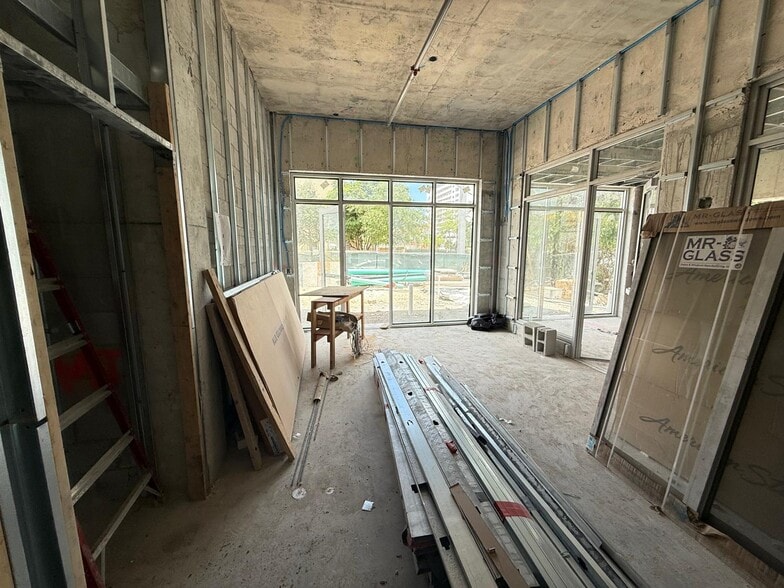 650 SW 1st St, Miami, FL for lease - Building Photo - Image 2 of 11