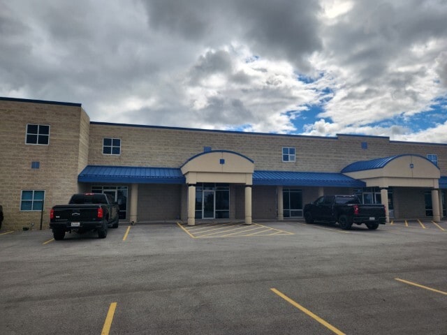 1833 Executive Dr, Oconomowoc, WI for lease Building Photo- Image 1 of 7