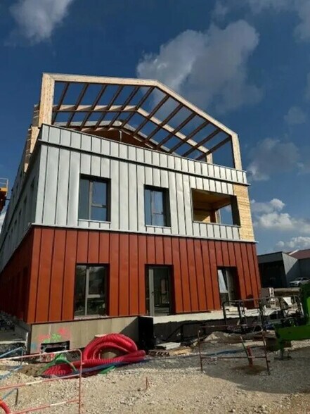 Office in Quetigny for lease - Building Photo - Image 2 of 12