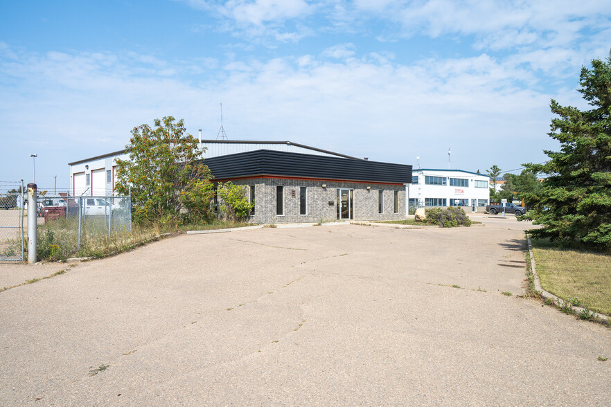 6006 53 Av, Lloydminster, AB for sale - Building Photo - Image 3 of 36