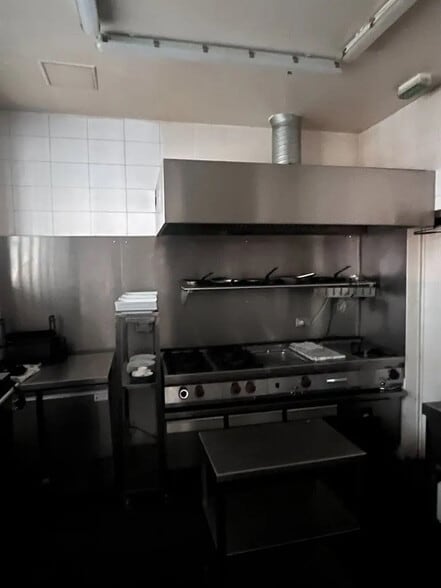 Retail in Paris for lease - Building Photo - Image 2 of 8