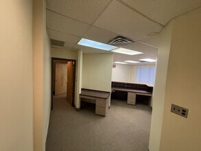 71 Todt Hill Rd, Staten Island, NY for lease Interior Photo- Image 2 of 13