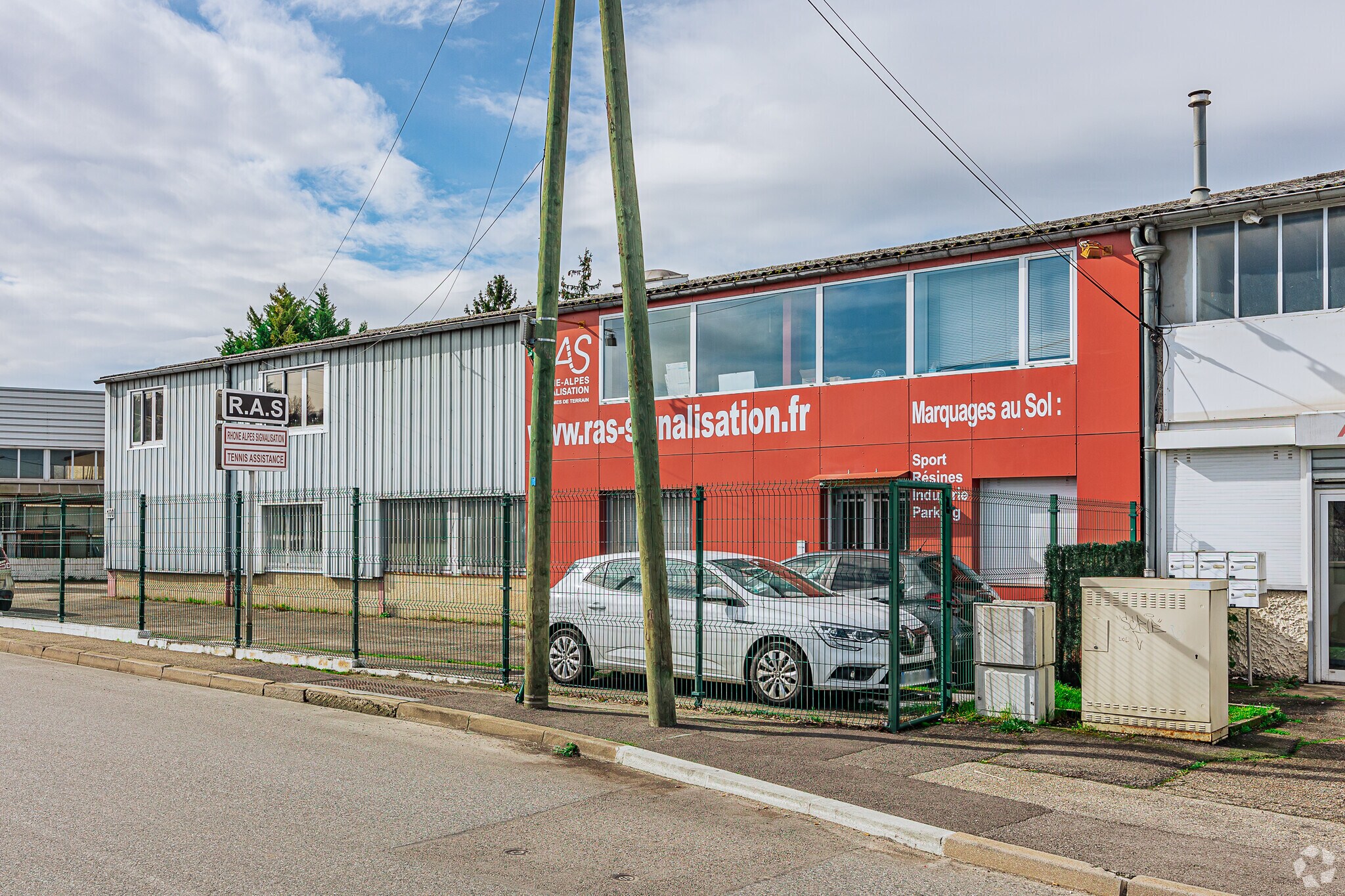 Flex in Saint-Genis-Laval for sale Primary Photo- Image 1 of 3