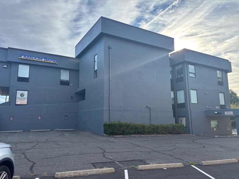 502 W Maple Ave, Vienna, VA for sale - Building Photo - Image 2 of 11