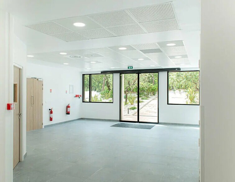 Office in Valbonne for sale - Lobby - Image 2 of 4