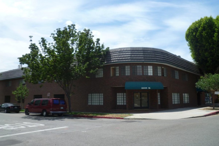 2000 W Magnolia Blvd, Burbank, CA for sale - Building Photo - Image 1 of 1