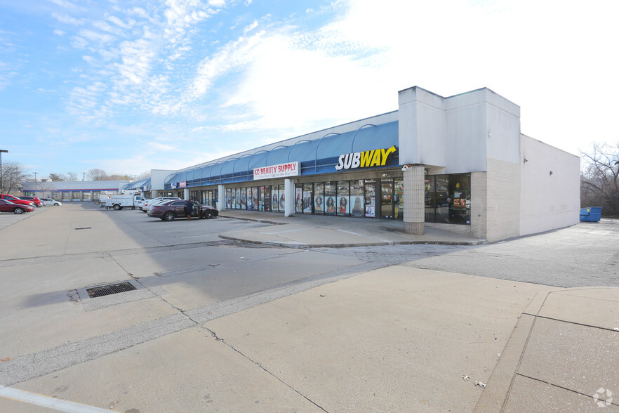 7804-7900 Olive Blvd, University City, MO for lease - Building Photo - Image 2 of 11