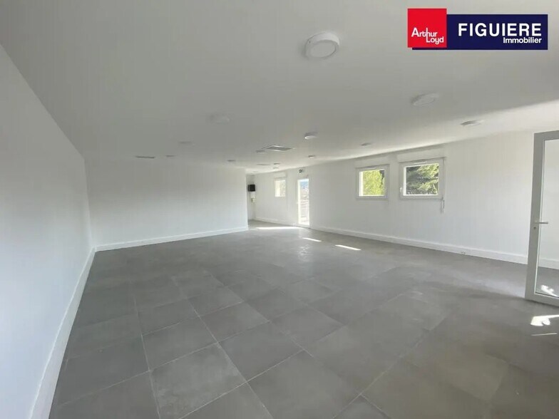 215 Avenue Jean Monnet, Saint-Cannat for lease - Interior Photo - Image 2 of 5