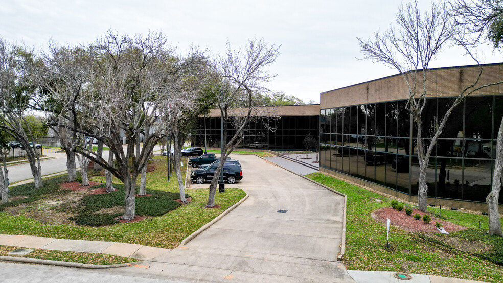 12727 Featherwood Dr, Houston, TX for lease - Building Photo - Image 3 of 24