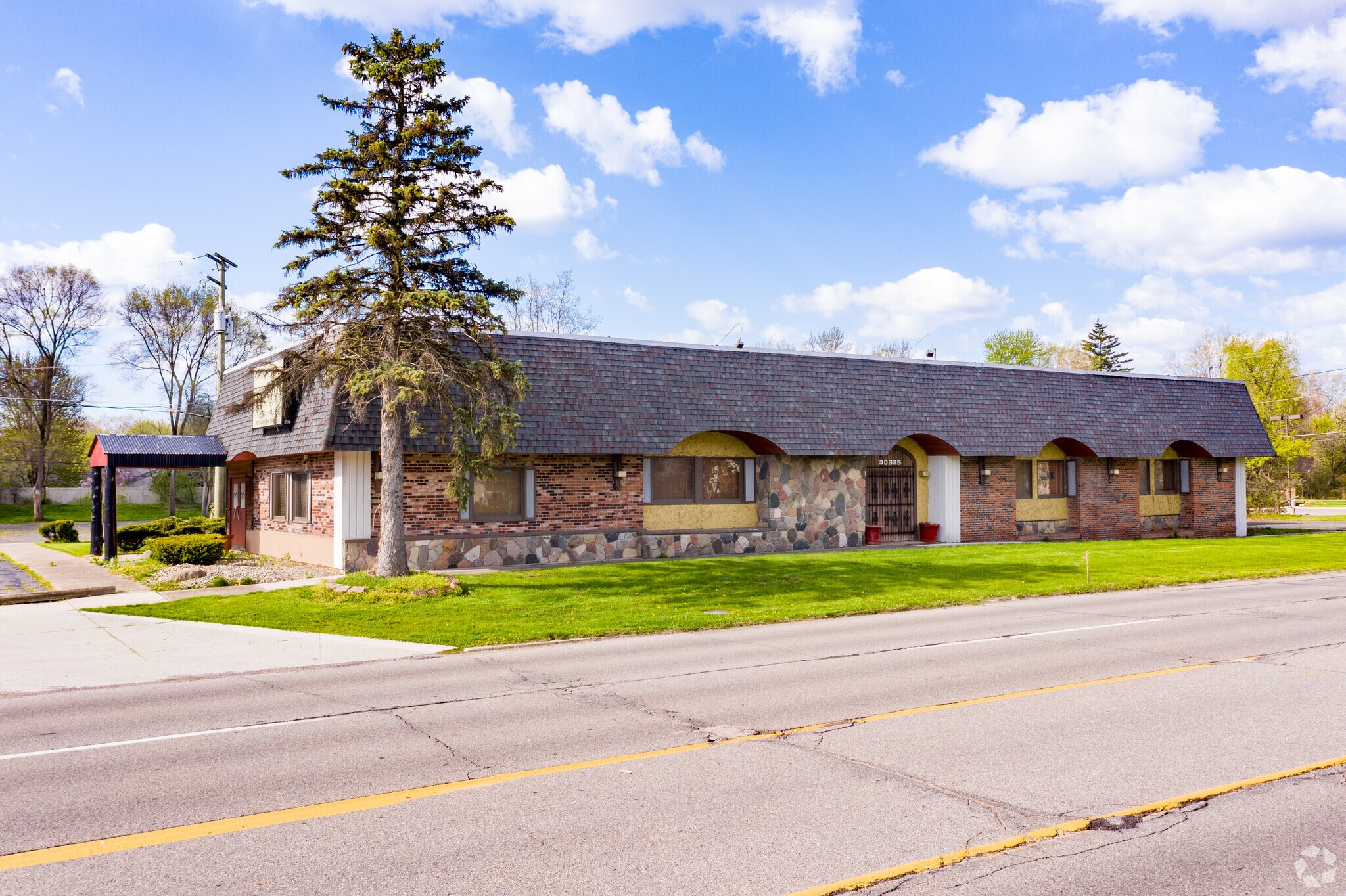 30325 6 Mile Rd, Livonia, MI 48154