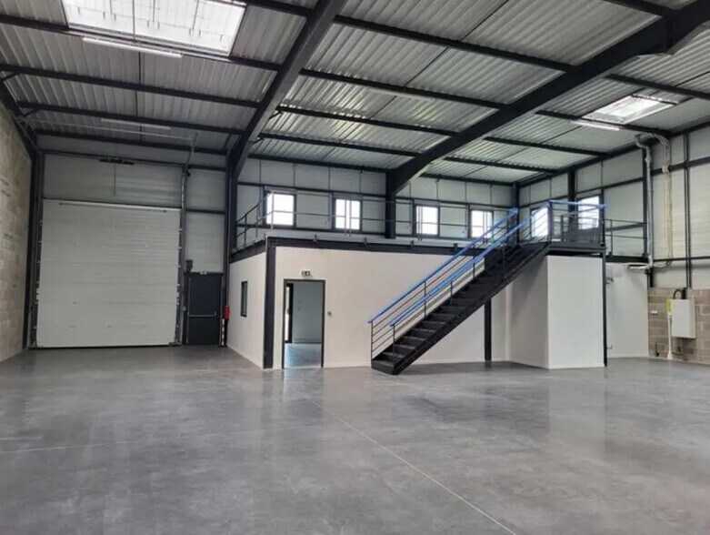 Flex in Saint-Priest for lease - Interior Photo - Image 3 of 7