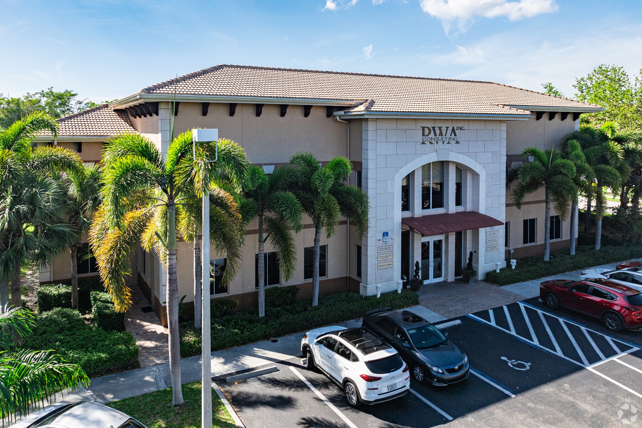 6610 Willow Park Dr, Naples, FL for lease Primary Photo- Image 1 of 12