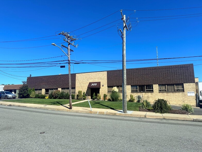 305 Suburban Ave, Deer Park, NY for lease - Building Photo - Image 1 of 3