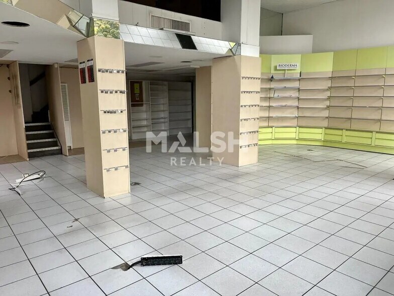 Retail in Lyon for lease - Interior Photo - Image 1 of 2