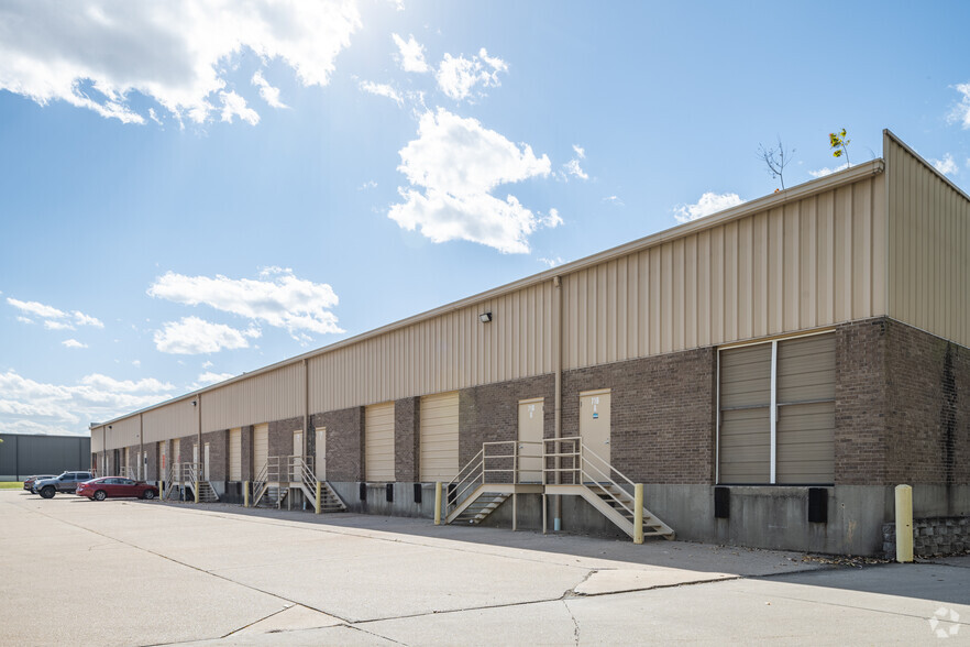 716 Crown Industrial Ct, Chesterfield, MO for lease - Building Photo - Image 2 of 4